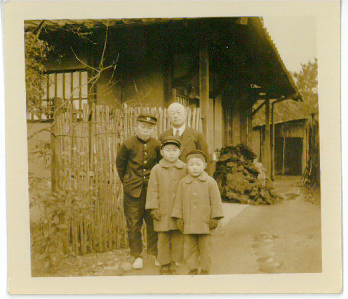 生家玄関の左側から移したもの(祖父の前の一番小さい子供が彰)