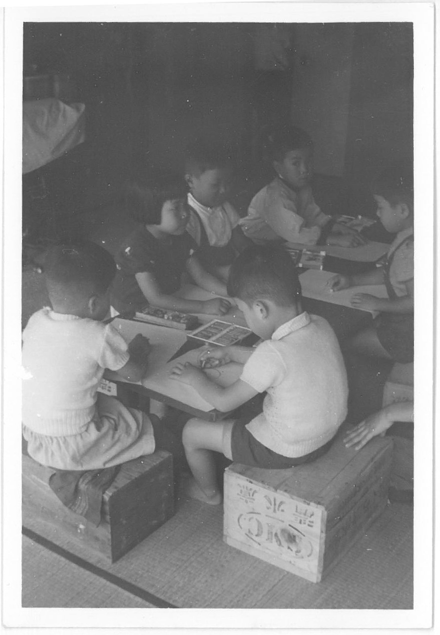 自宅で近所の同学年を集めた自称;生活団、の様子(奥の右から2人目が彰)