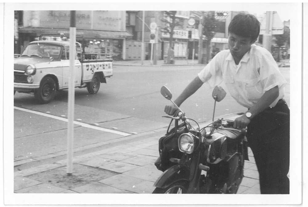 大学入学後ほどなく原付免許を取り、6万円ぐらいで中古の50ccを買い、乗り回していた。後に90ccに昇格、近隣の県に合唱団の団員勧誘で個人訪問をする際も、合宿地視察にも大いに役に立った。