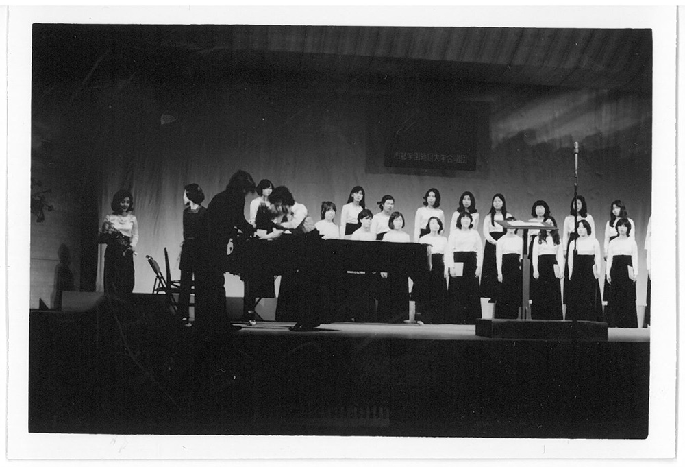 市邨短大の合唱団を客演指揮した。当時色々な団体に指揮者(指導者)として携わっていた中の一つ